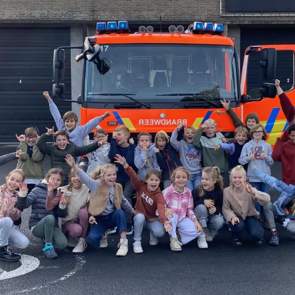 4a bij de brandweer We gingen met de klas op bezoek bij de brandweer.